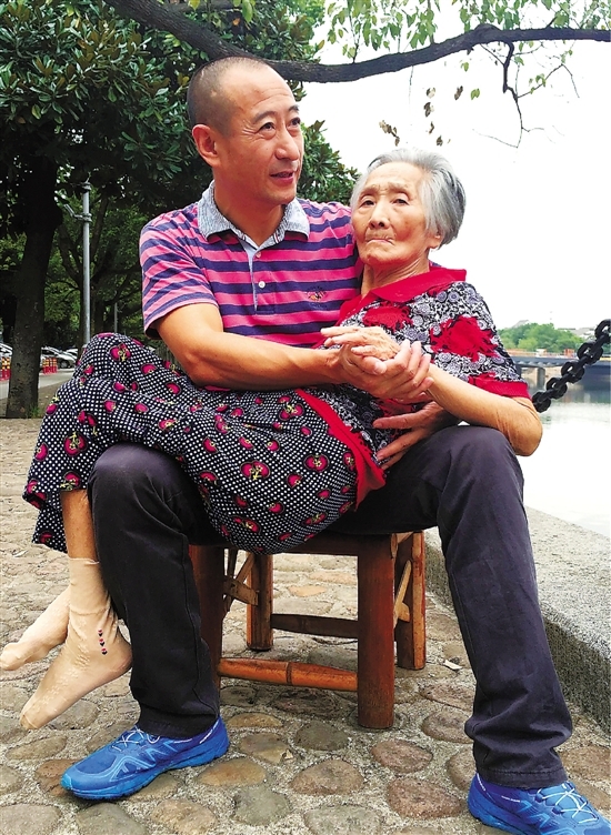 人民網(wǎng)評：讓每名老年人都如晚霞般絢爛