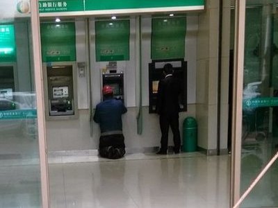 民工脫鞋跪地取款 尊重?zé)o關(guān)身份