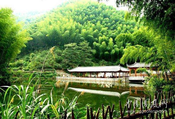 《走進小山村》