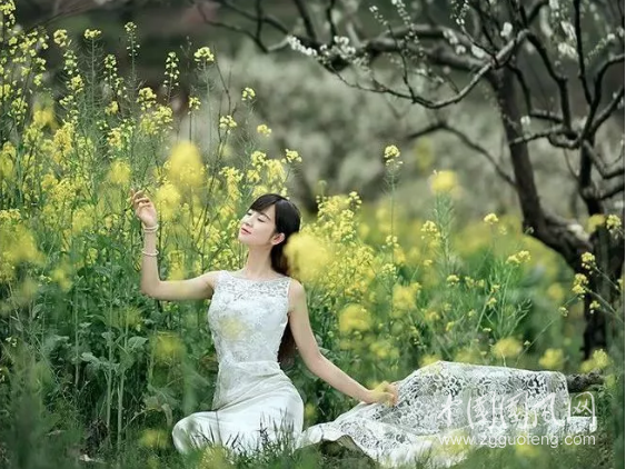  為君持酒勸斜陽，且向花間留晚照