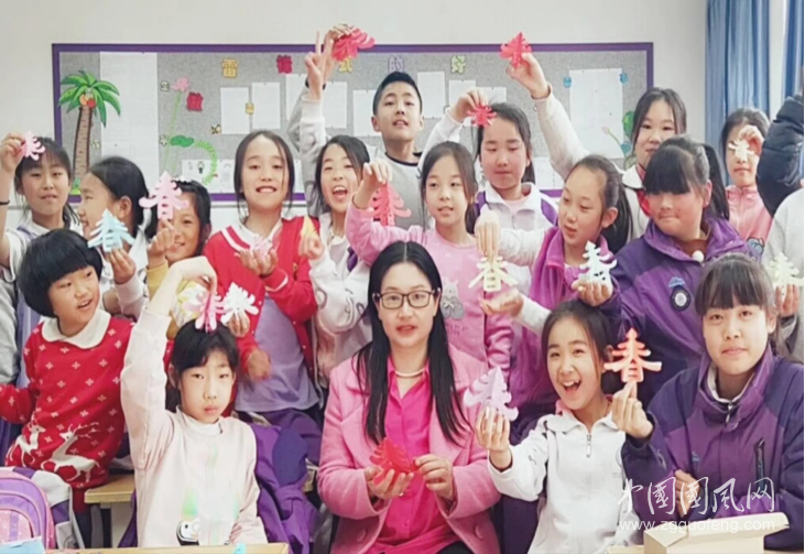 人民藝術(shù)家張?jiān)掠ⅲ盒挠绣\繡山河夢 ??剪出繽紛大中華