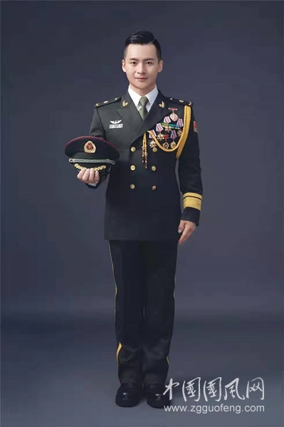 戰(zhàn)士戰(zhàn)旗綻斑斕（文 王錦森）
