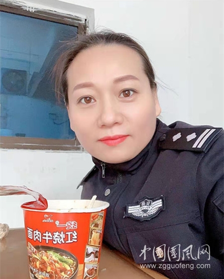 抗疫第一線  美哉女警官（文  王錦森）