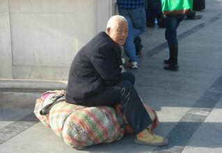 六旬老人為何又去打工
