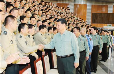習(xí)近平在火箭軍機關(guān)視察
