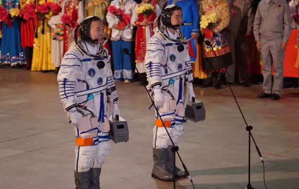 神舟十一號載人飛船發(fā)射成功 習(xí)近平致電表示熱烈祝賀 李克強(qiáng)劉云山在北京觀看發(fā)射實況