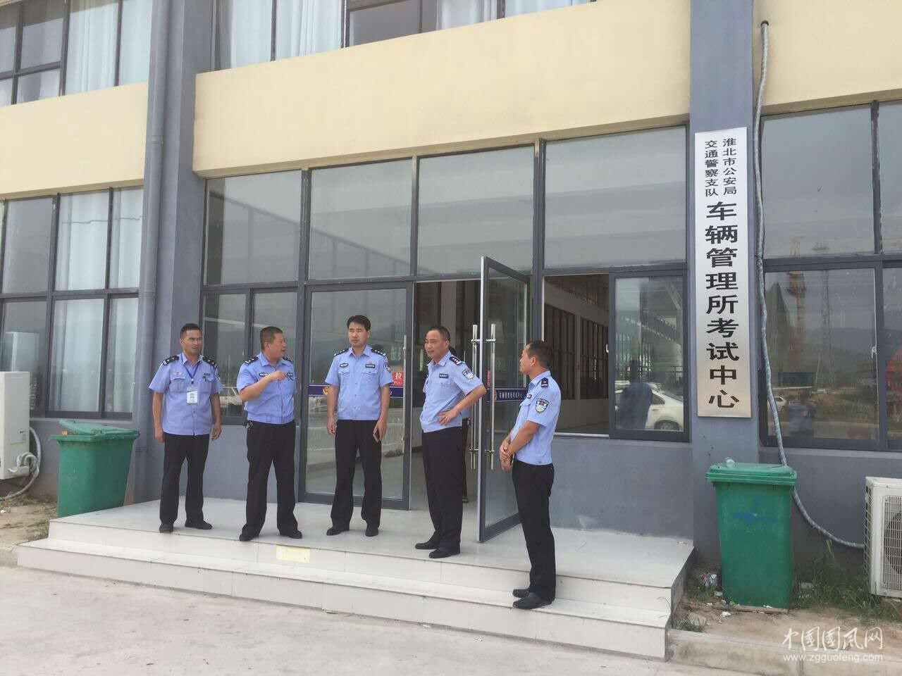 淮北市公安局交警支隊領(lǐng)導(dǎo)深入科目三考試中心慰問梧桐路上“好八連”