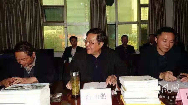  俯仰文壇看泰斗   留連翰苑聽瑤琴