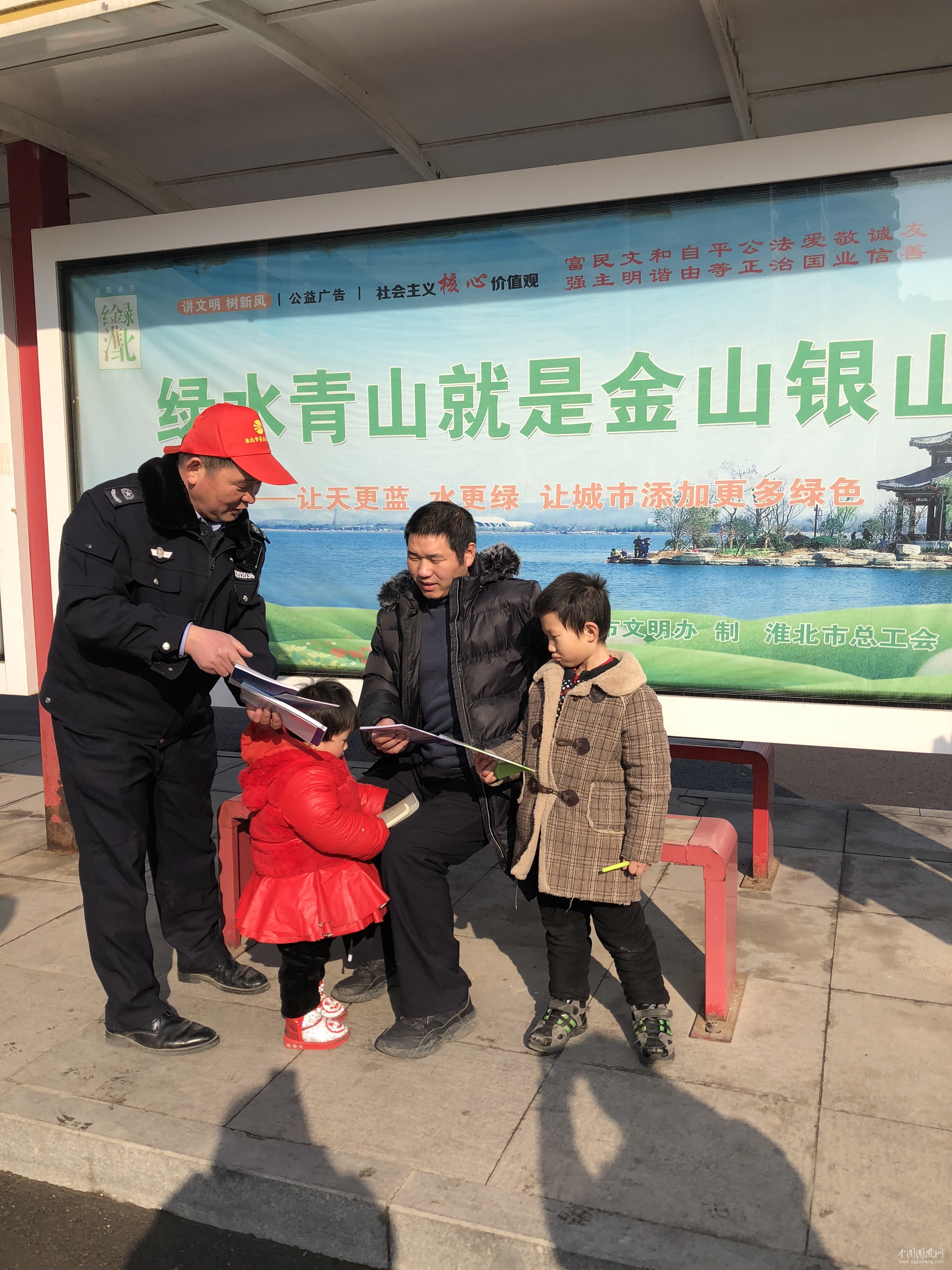 相南司法所開(kāi)展節(jié)前“送法進(jìn)車站”活動(dòng)