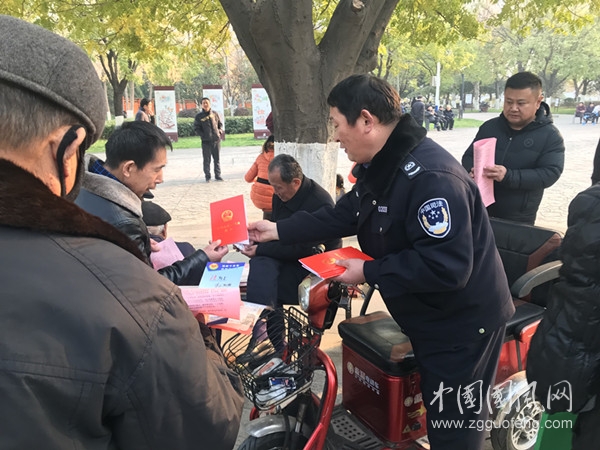 淮北 相南司法所組織社區(qū)矯正人員開展《憲法》主題宣傳