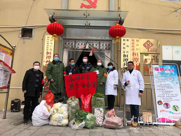 社區(qū)最美退伍專崗工作人員為社區(qū)捐助物資.png