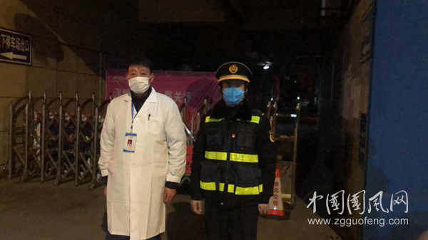 最美退伍專崗工作人員許振峰夜間在卡點值守.png