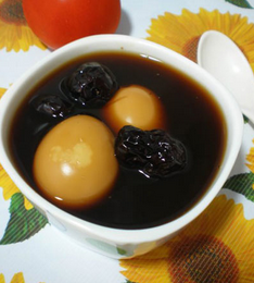 紅棗雞蛋湯可以補(bǔ)血養(yǎng)顏，是一種美容圣品