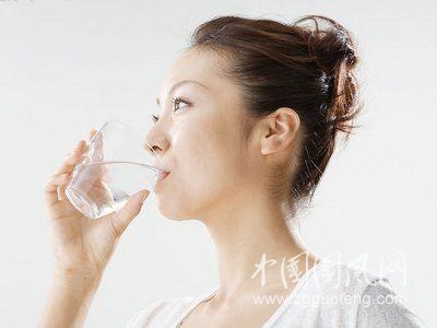 四種喝水習(xí)慣，直接“毀掉”你的腎