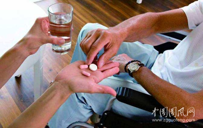 治療骨質(zhì)疏松 只吃鈣片遠遠不夠