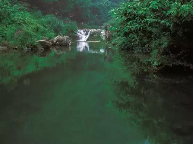 清風(fēng)白云深溪高瀑24℃涼爽，河南這個(gè)5A景區(qū)給你免票了