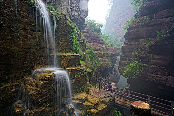 清風(fēng)白云深溪高瀑24℃涼爽，河南這個(gè)5A景區(qū)給你免票了