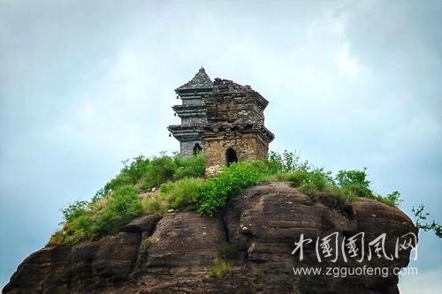 世界上最牛的房子，建在40米高的巨石上