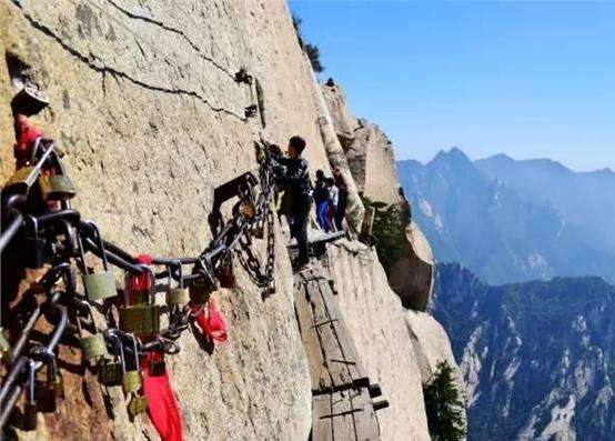 華山的長空棧道，去的游客，八成不敢挑戰(zhàn)