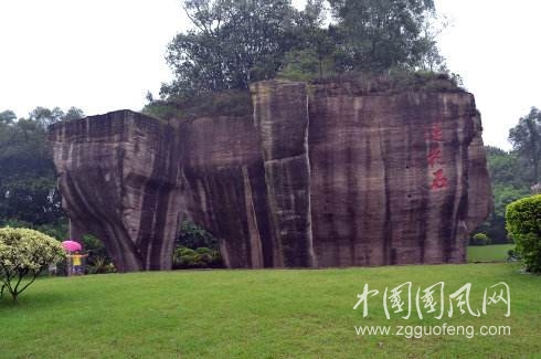 這座山可比白云山，旅游值得一去