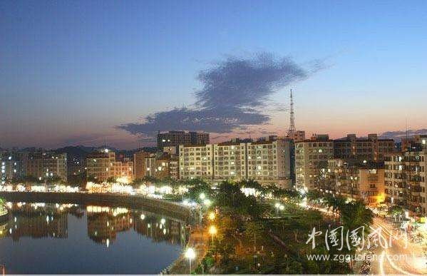 最“奢侈”的小縣城，建鐵路長草，建機場養(yǎng)羊，建了碼頭不用