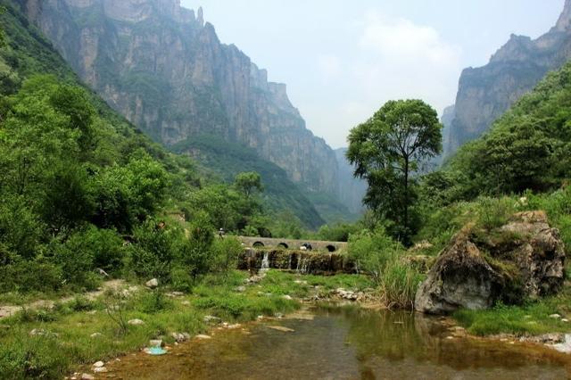 和太行大峽谷同屬一個大景區(qū)，沒有門票，幾十元管吃住，景美如畫