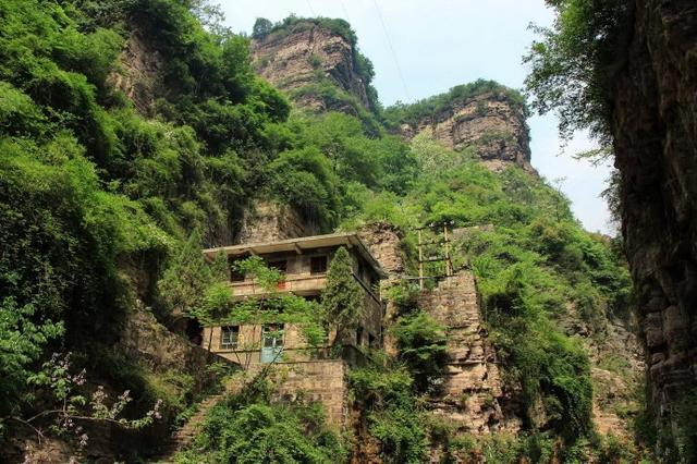 和太行大峽谷同屬一個大景區(qū)，沒有門票，幾十元管吃住，景美如畫