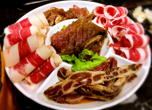 噴香飽滿，油脂滿溢的肥美烤肉