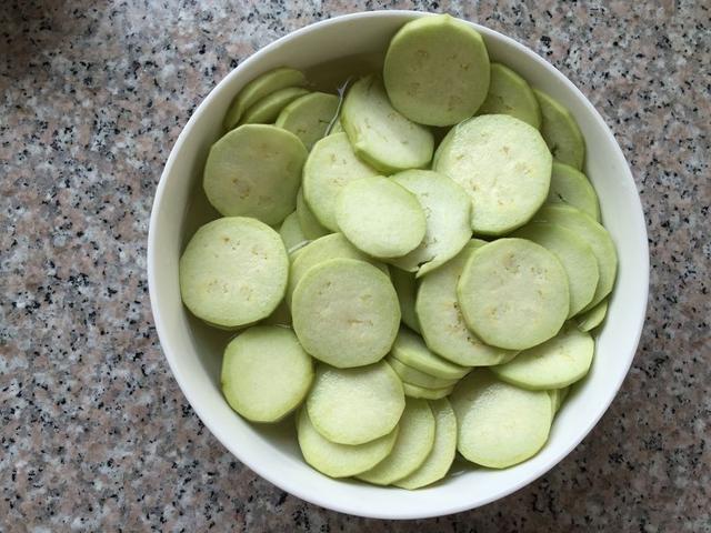 茄子這么做特別好吃，外酥里嫩，還要配上秘制的醬汁