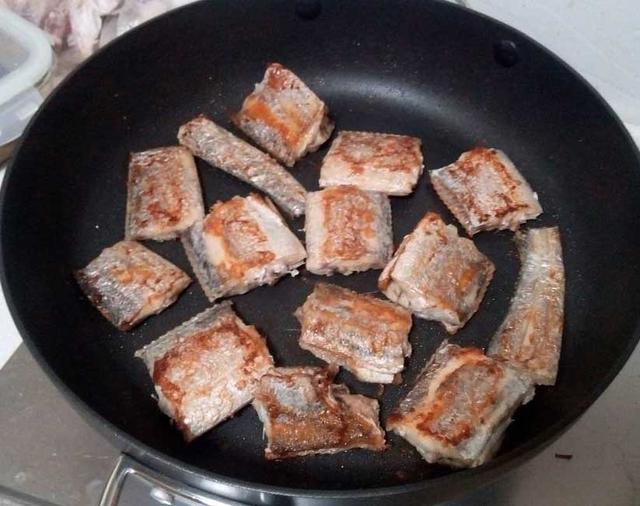 30年來奶奶做帶魚的秘訣，不用油炸，掌握三步，皮酥肉嫩吃不過癮