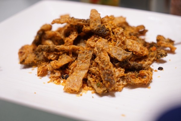 椒鹽魚(yú)皮香酥脆爽，是非常受歡迎的一道下酒菜。