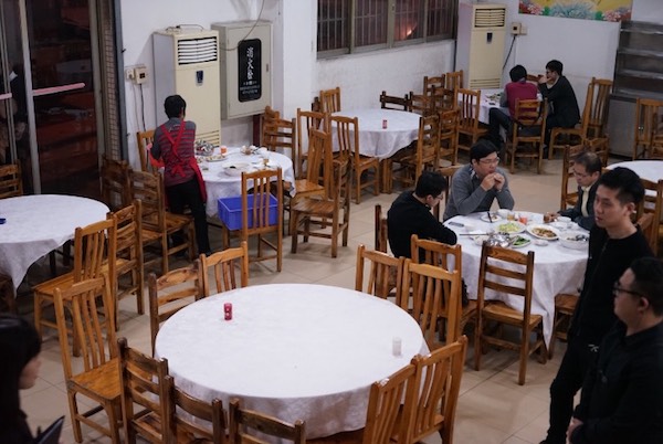 店堂極其樸素的生記飯店。對(duì)于第一次來(lái)的人而言，絕對(duì)不會(huì)想到這里的竟然隱藏著讓人叫絕的美味。