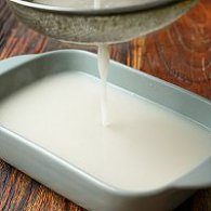 步驟圖:肉皮取出，放入絞肉機(jī)絞碎，入鍋小火熬煮30分鐘，過
