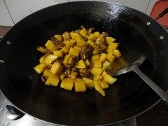 土豆燜雞的做法步驟7