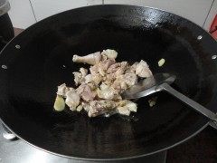 土豆燜雞的做法步驟4