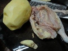 土豆燜雞的做法步驟1