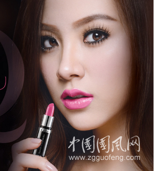 40歲大媽化妝秒變18的美少女