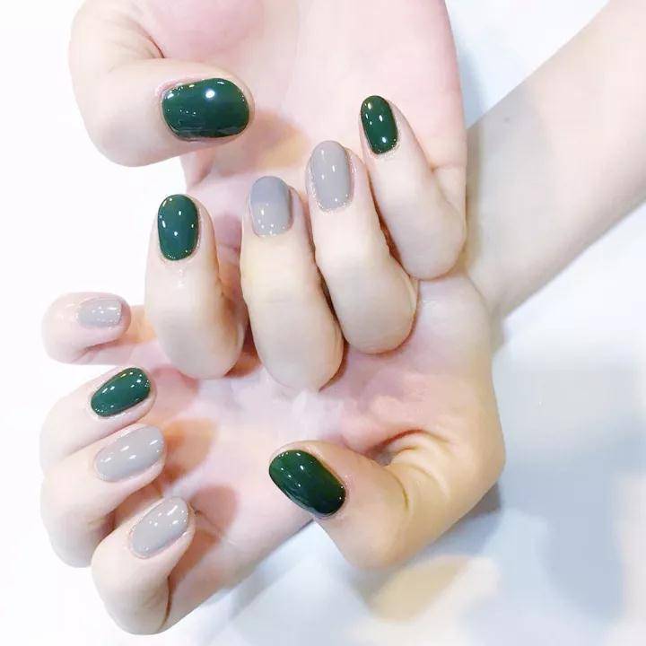 藍色、紅色、黑色、白色的美甲圖片，讓你秋冬美過小仙女