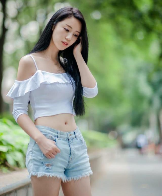牛仔短褲：修身版型勾勒出臀部的線條，性感迷人