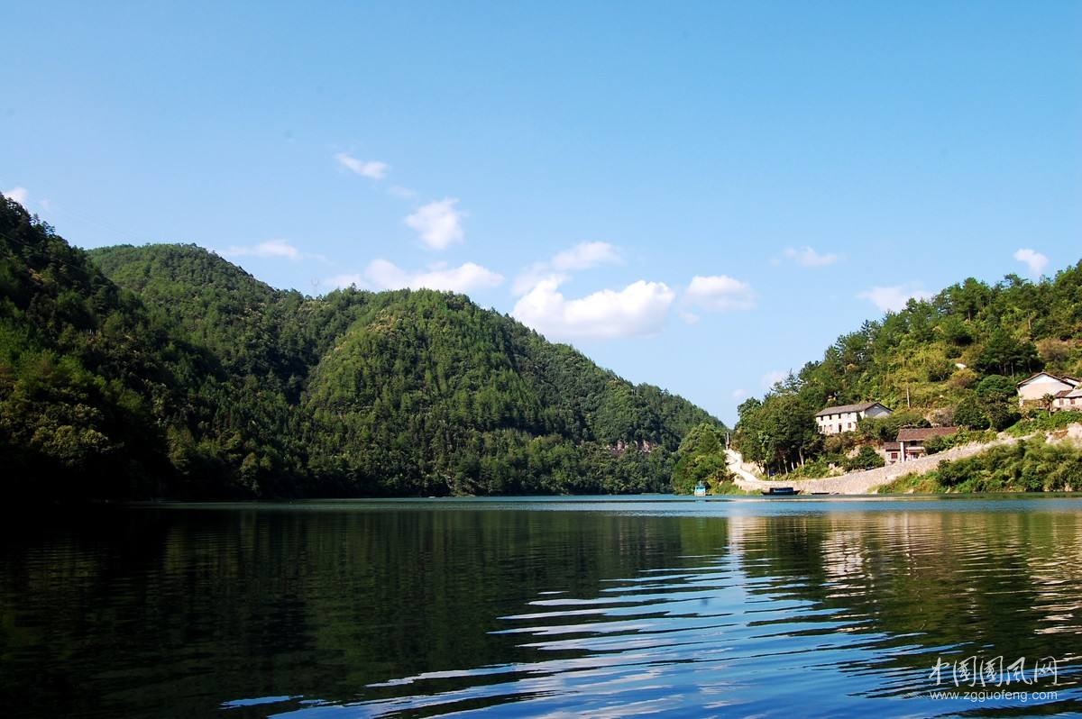 獨(dú)具匠心訴衷腸   （文 李敦景）