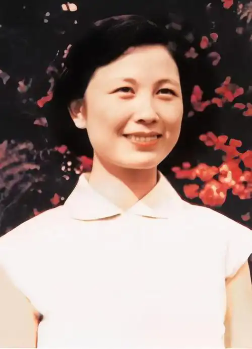 嚴(yán)鳳英.webp.png