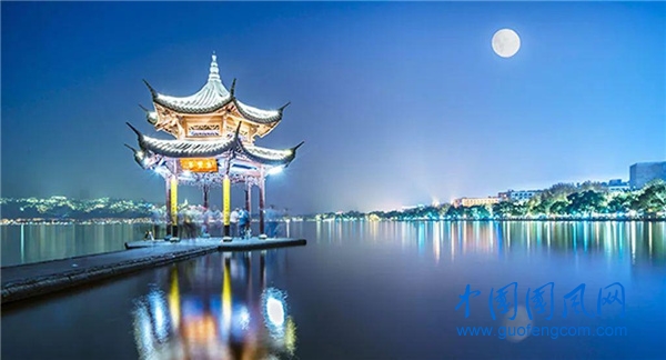 湖心泛月歸.jpg
