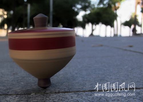 《陀螺》  文/龔佳