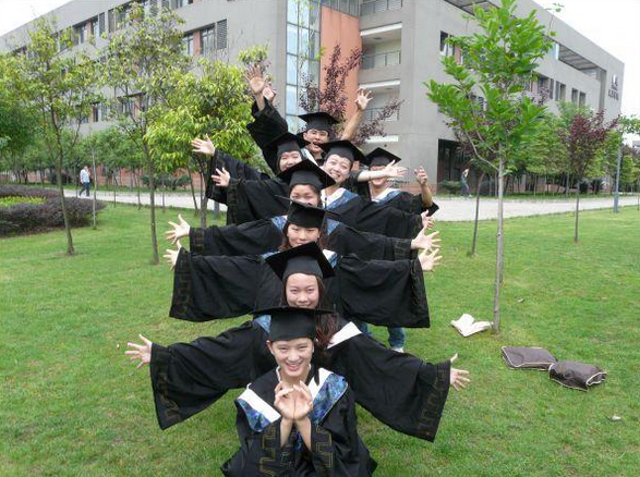 大學(xué)四年我們?cè)鯓幼哌^
