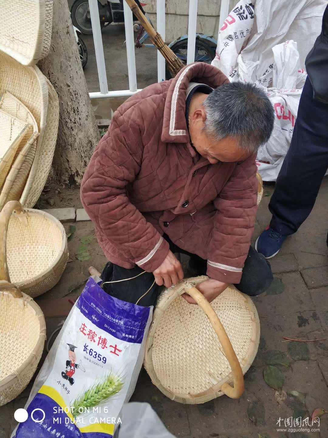 又  見 簸 箕，篼    文/吳忠芹